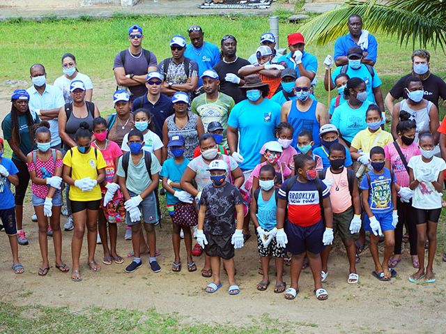 The enthusiastic group of volunteers who cleaned up Baie Ternay